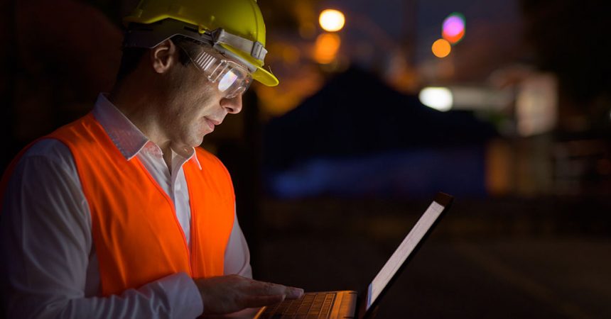 nachtarbeit - Bauarbeiter, Bauleiter vor Laptop bei Nacht.